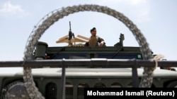 Pripadnik avganistanskih snaga posmatra okruženje iz vozila u donedavno američkoj bazi u Bagramu, 5. jula 2021.