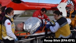 Рятувальники надають допомогу одному з постраждалих внаслідок аварії судна Volgo Balt 214, 7 січня 2019 року