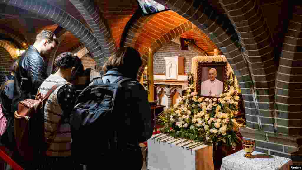Ljudi odaju počast pred portretom pape Franje postavljenim unutar Katedrale Myeongdong u Seulu.
