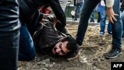 Поліція затримує протестувальника в Стамбулі, Туреччина, 1 травня 2017 року