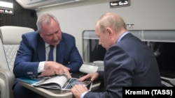 Dmitrij Rogozin, šef Roskosmosa, razgovara sa Vladimirom Putinom, predsednikom Rusije, u svemirskom kosmodromu Vostočni, 4. septembra 2021.