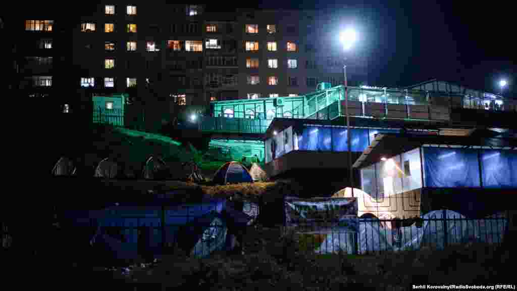 Цьогоріч очікується приїзд понад 30 тисяч хасидів. Вони орендують житло в центрі міста, займають готелі й хостели, а дехто навіть живе у наметах