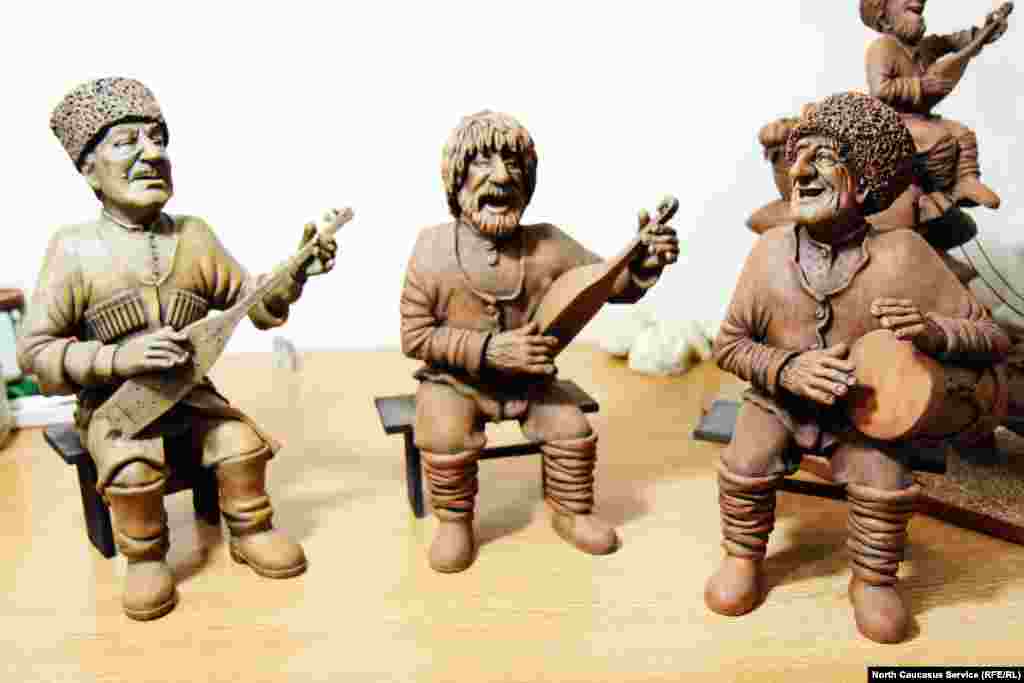 Излюбленные герои скульптора  – старики