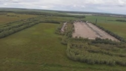 Функционирующий куст на Приобском месторождении. Шламовые амбары слева Функционирующий куст на Приобском месторождении. Шламовые амбары слева