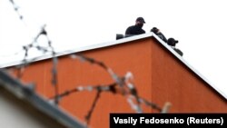 Policija na krovu zatvora gde su privedeni demonstranti, Minsk, 12. avgust 2020