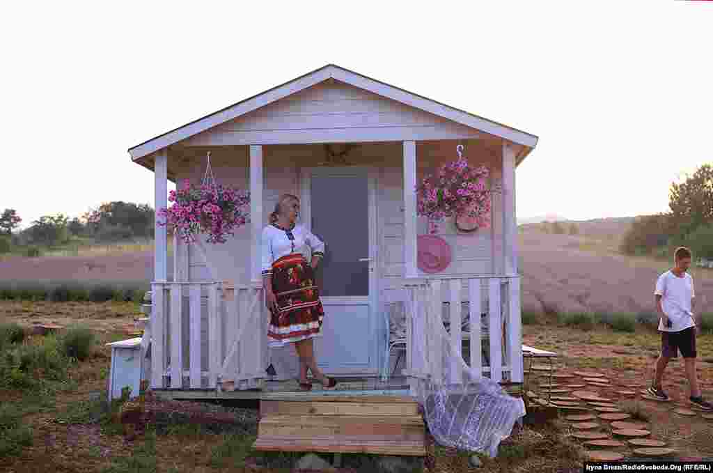 На Лавандовій горі засаджено 320 тисяч кущів лаванди на понад 10 гектарах. Ще 2,5 гектара займають насадження дамаської троянди. У планах – плантація жасмину, перші кущі якого з’явилися вже цього року