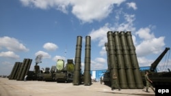 S-400 rakete zemlja-vazduh (lijevo) i S-300 (desno), snimljene u mjestu Žukovski, avgust 2014.
