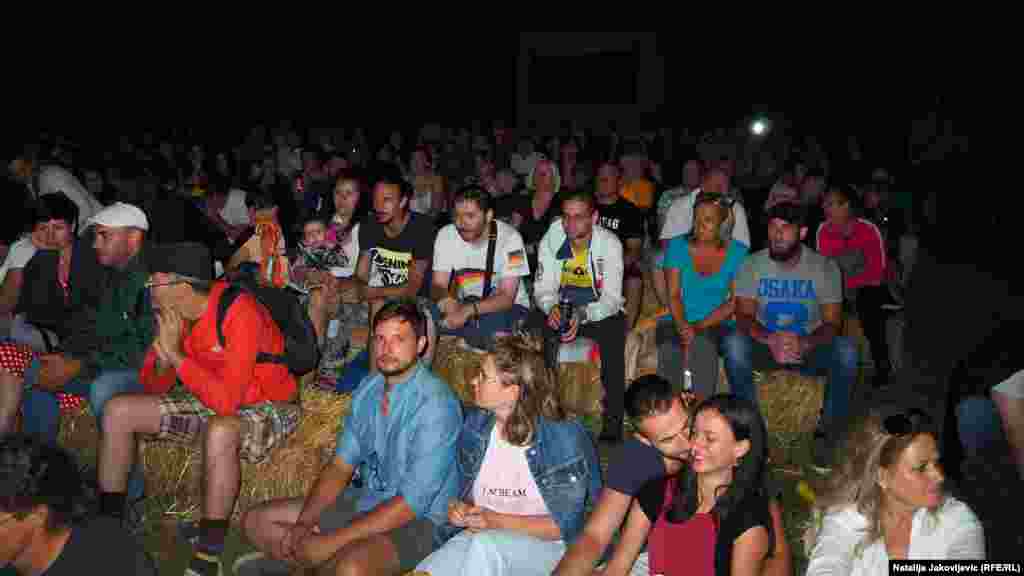 Iako je na zahtev Saveta turneja po Vojvodini otkazana, Salašarsko pozorište nastavilo je da igra predstavu "Kazimir i Karolina" u selu Kavilu nadomak Bačke Topole, na granici Srbije i Mađarske, gde je trupa i nastala. Igranje predstave 1. avgusta privuklo je publiku svih uzrasta i iz svih krajeva Vojvodine. 