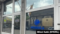 Tabla sa natpisom "Počasni konzul" i zastava Republike Ugande nalaze se odmah pored firme Romax-trade doo u Novom Sadu. Fotografija zabeležena 10. aprila 2025.