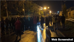 ვითარება წულუკიანის სახლის მიმდებარედ 02:30 საათისთვის. ადგილზე გაცილებით მეტი პოლიციელია მობილიზებული, ვიდრე ამ კადრში ჩანს