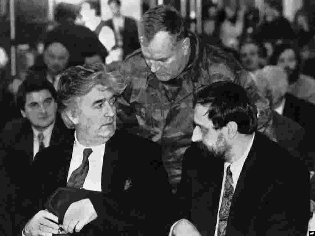 Radovan Karadžić, Ratko Mladić i Goran Hadžić na sednici na Palama, januar 1993.