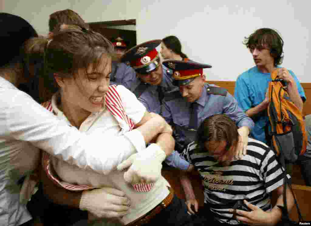 Policija nasilno udaljava Nadeždu Tolokonnikovu i Olega Vorotnikova i druge aktiviste skupine Voina iz sudnice, Moskva, maj 2009. Foto: REUTERS / Thomas Peter