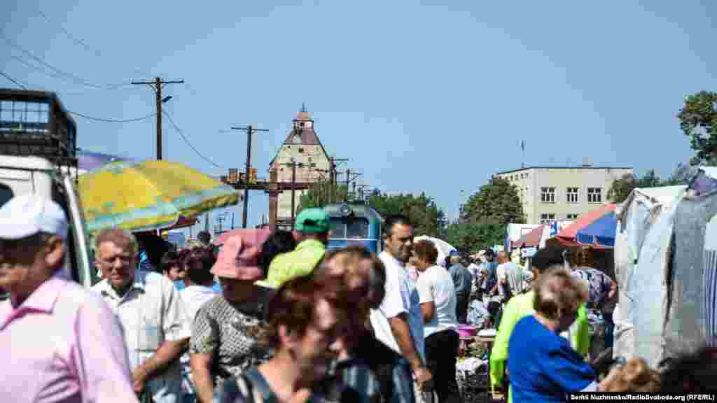 Поки потяг стоїть в очікуванні наступного рейсу, на коліях йде жвава торгівля, а серед рядів те і чутно: «файні у тя надраги» (переклад: «гарні в тебе штани»), чи то «што сь ниська паранний!» (переклад: «який ти сьогодні гарний!»)