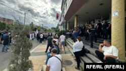 Fotografija iz arhive, protest pred zgradom Državnog univerziteta, Novi Pazar, Srbija, 29. jul 2025.