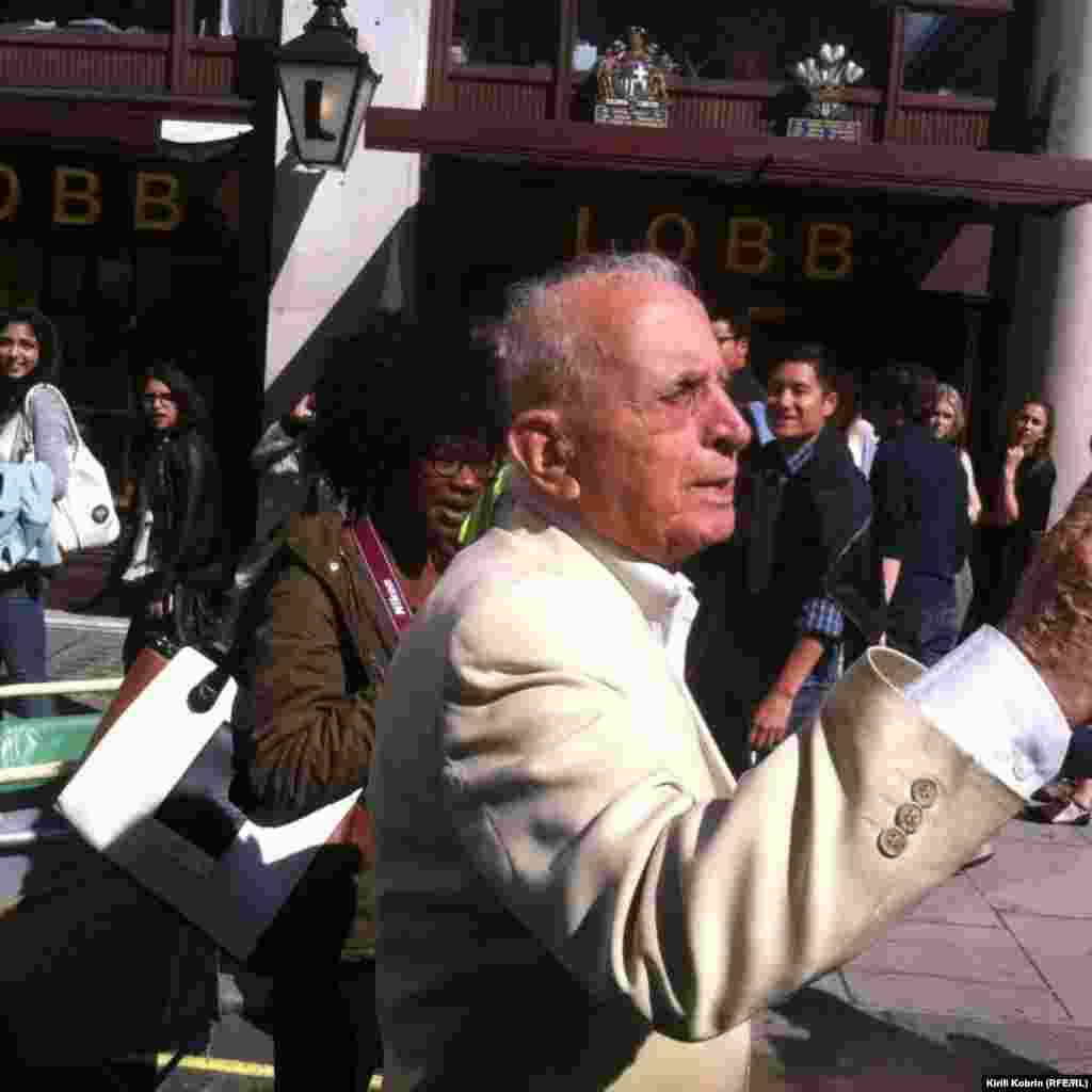 Как обычно, на таких мероприятиях было немало странных людей и даже чудаков. Вот этот человек называл себя бывшим профессором Университета в Кардиффе и председателем «Сталинистского общества». Беседовать с ним было очень сложно: сталинист мгновенно раздражался и принимался кричать.