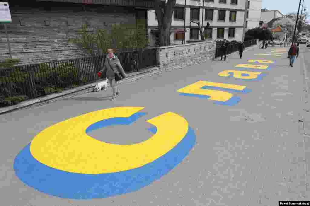 Надпись "Слава Украине" на тротуаре возле посольства России в Варшаве. Апрель 2022 года.