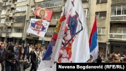 Zastave na kojima je mapa Kosova sa srpskom zastavom i natpisom "Nema predaje", 11. oktobar 2025.