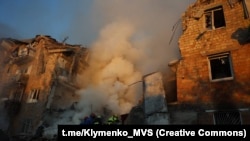 Рятувальники працюють на місці російського удару у Києві, 28 серпня 2025 року