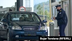 Od 20. septembra građani koji imaju srpske registarske tablice na vozilima moraju da uzimaju probne tablice kada ulaze na teritoriju Kosova (detalj sa graničnog prelaza Srbije i Kosova, 20. septembar 2021)