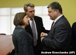 ვიქტორია ნულანდი, ჯეფრი პაიეტი და ვიქტორ პოროშენკო, 2013 წლის 10 დეკემბერი, კიევი