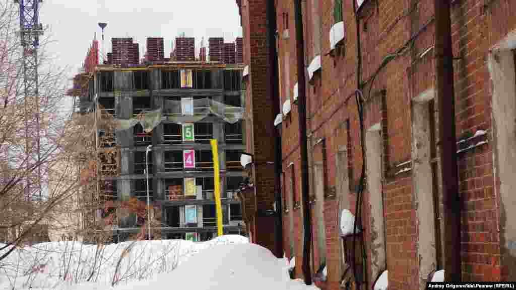 Стройка подбирается к нему всё ближе. 