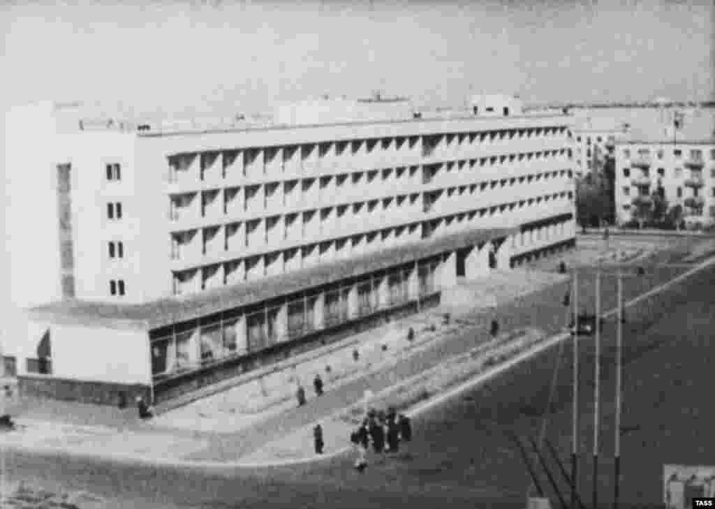 Город Байконур (в то время он назывался Ленинском) был построен для управления запусками. Ровная пустынная степь, окружающая объект, позволяла переговариваться по рации на довольно большом расстоянии. Отсутствие населенных пунктов снижало риск того, что остатки ступеней ракеты упадут на крыши домов. А близость к экватору давала возможность использовать вращение Земли при запусках ракет на орбиту. 