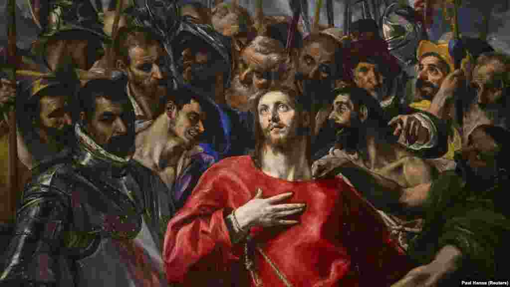 Серед найвідоміших робіт, представлених у музеї, – триптих «Сад земних задоволень» Ієроніма Босха, «Святе сімейство» Рафаеля, «Меніни» Веласкеса і ще багато творів мистецтва авторства Дюрера, Гойї, Ель Греко, Тиціана та інших. На фото драматична картина Ель Греко «Зняття одягу з Христа», приблизно 1577 рік. Картина сягає трьох метрів заввишки.