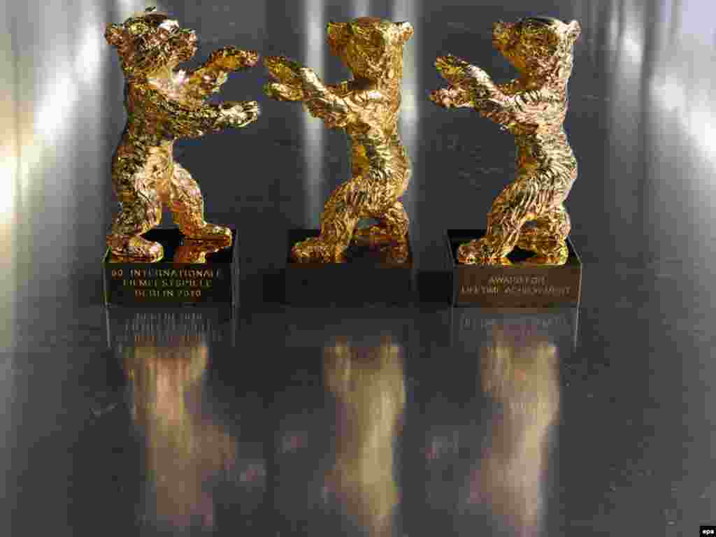 ¨Berlinale¨ medvjedići čekaju nagrađene. Bronzane figurice, teške su oko četiri kilograma, obložene zlatom ili srebrom, a dodjeljuju se od 1951. godine. Foto: EPA
