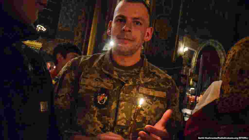 Військовий під час богослужіння у Великодню ніч 