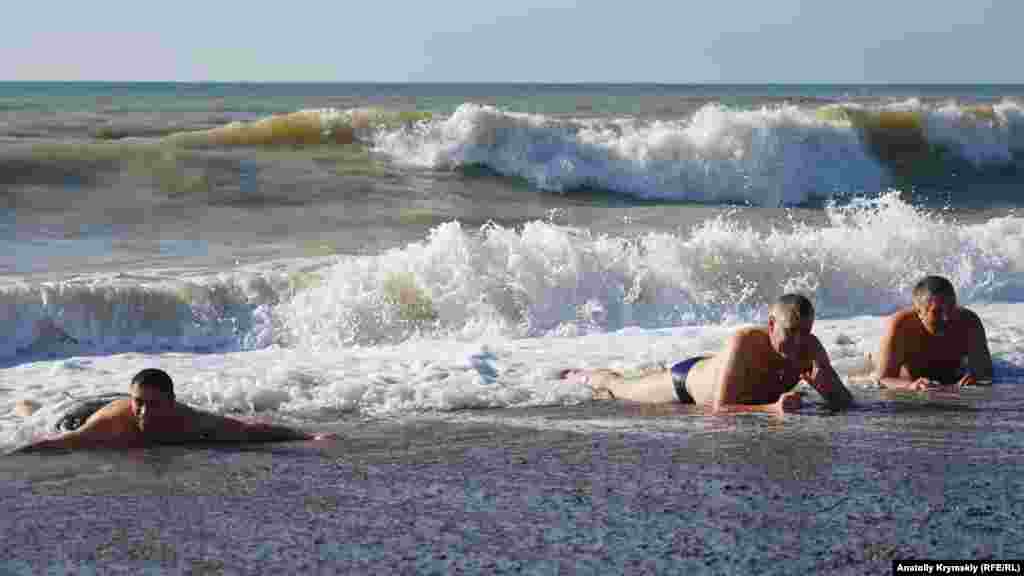 Первые «моржи» распластались на пляжном песке