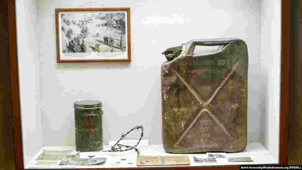 Речі, які використовували німці під час скоєння своїх злочинів. Зокрема, ця каністра з бензином була потрібна для спалювання  трупів