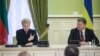 Президент України Петро Порошенко та президент Литви Даля Ґрібаускайте під час зустрічі в Києві. 24 листопада 2014 року