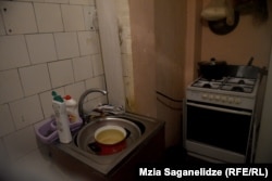 ეს ადრე ტუალეტი იყო, თუმცა სამზარეულოდ გადააკეთეს. გაზის ბალონი დერეფანშია გატანილი.