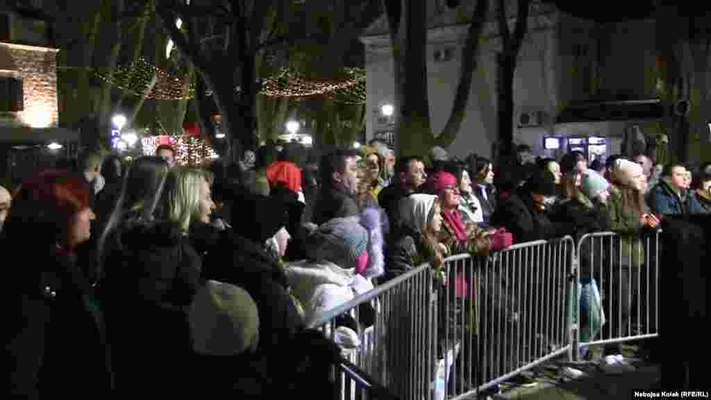 Fizička distanca od dva metra na otvorenom nije poštovana tokom proslave.