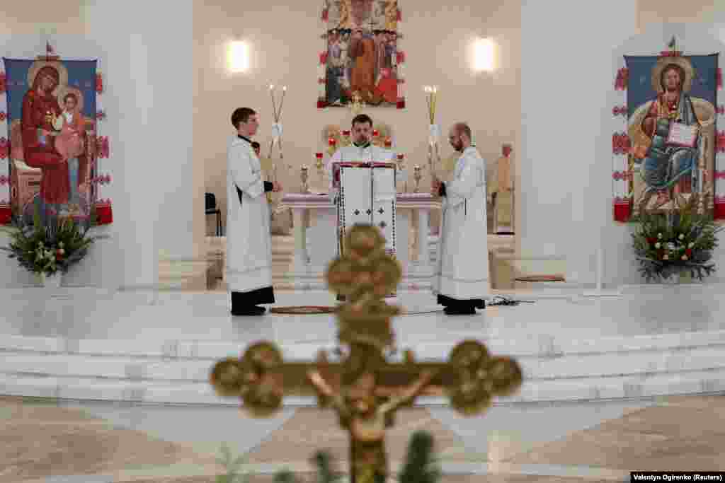 Sveštenstvo u kijevskoj Katedrali Vaskrsenja Hristovog održava službu 26. januara nakon što je papa Franja pozvao na „molitvu za mir“ usred tekućih tenzija zbog masovnog gomilanja ruske vojske oko granica Ukrajine.