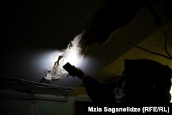 მესამე სართულიდან მეოთხის დანახვა შეგიძლიათ.