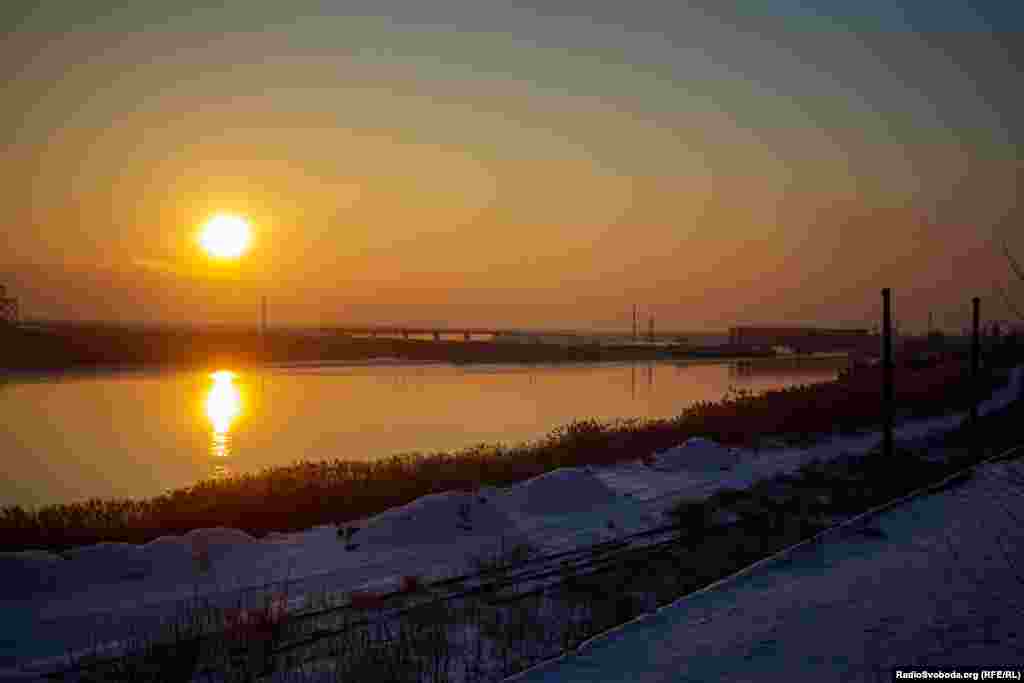 Захід сонця над протокою Тонкою  