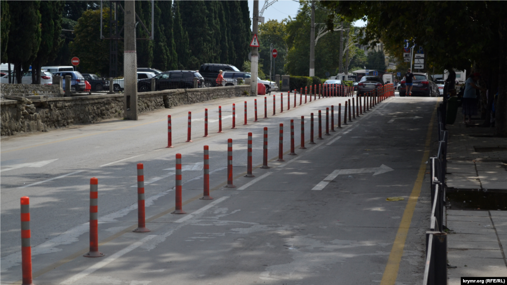 Наиболее резонансное обсуждение у горожан вызвали делиниаторы в одной из самых проблемных частей улицы Киевской – в районе центрального овощного рынка. Там дорогу разделили на три полосы