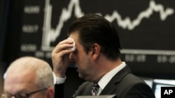 Tržišni analitičar Robert Halver briše lice na nemačkoj berzi u Frankfurtu, 05. avgust 2011.