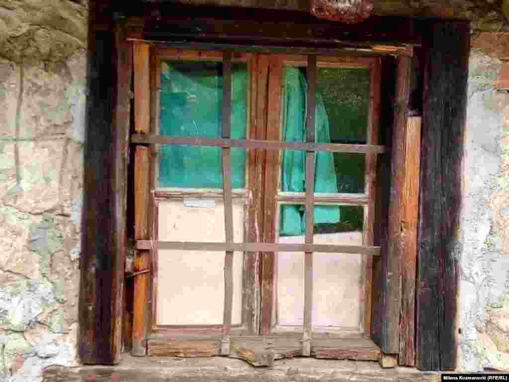 Đedina vodenica je poznata po tome što vodeničar u kupce ima puno poverenje, pa se oni mogu sami poslužiti i kada on nije u vodenici, uzeti brašno i ostaviti novac.