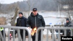 Ekstremni desničar Rasmus Paludan ispred Ambasde Turske u Stokholmu pali kopiju svete knjige Kuran, januar 2023.