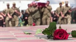 Сотні сумчан оплесками та вигуками «Герої не вмирають!» попрощались із загиблим в АТО