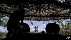 Солдат готується вести вогонь зі 120-мм гаубиці «Гвоздика» на околицях Часового Яру, Донецька область, Україна, 22 червня 2024 року