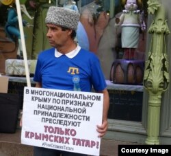 Ільяс Ешреф в одиночному пікеті