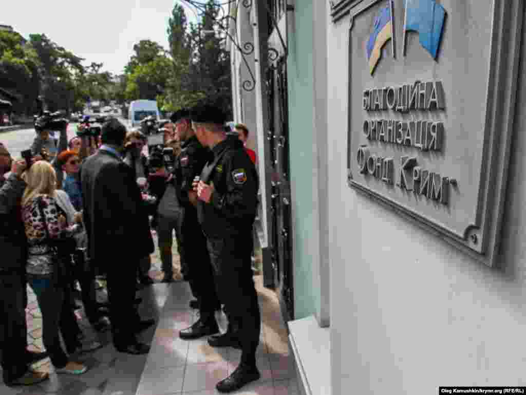 Из-за того, что в здание Меджлиса во время прибытия приставов остались люди, благотворительному «Фонду «Крым» выписали штраф размером в 50 тысяч рублей