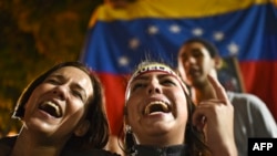 Оппозиция в Венесуэле празднует побеу на улицах Каракаса 7 декабря 2015 года.