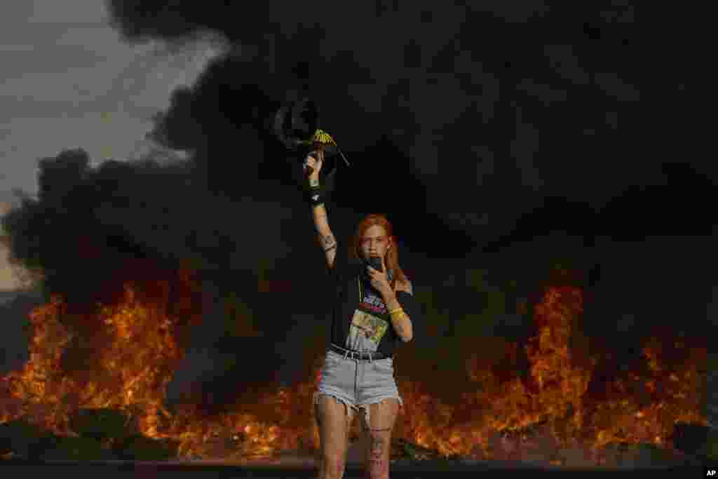 Aktivistkinja tokom blokade autoputa u blizini grada Loda, Izrael, u 26. avgusta 2025.