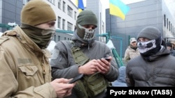 Люди в камуфляжной форме, блокирующие редакцию NewsOne, Киев, 4 декабря