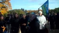 Гомофобы против ЛГБТ на Марсовом поле Гомофобы против ЛГБТ на Марсовом поле