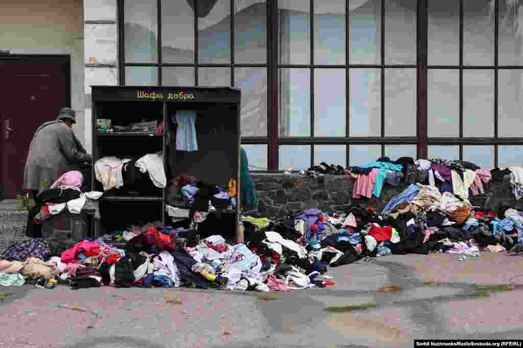 Jedna od mjesta gdje ljudi ostavljaju odjeću koju neko drugi može da koristi.